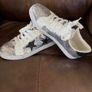 Size 5 girls, I wear a size 7 women’s and these fit.